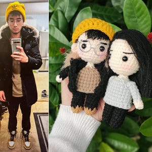 Könnte beinhalten: Zwei gehäkelte Puppen mit gelben und schwarzen Hüten. Die Puppen tragen braune und graue Pullover und schwarze Hosen. Die Puppen halten sich an den Händen und lächeln.