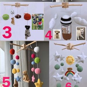 Op de afbeelding: Een collectie van acht hangende mobielen voor de kinderkamer met diverse gehaakte vormen zoals dieren, sterren, wolken, ballen en sportartikelen, opgehangen aan houten kruisframes, vergezeld van kleine foto's van huisdieren bij elk ontwerp.
