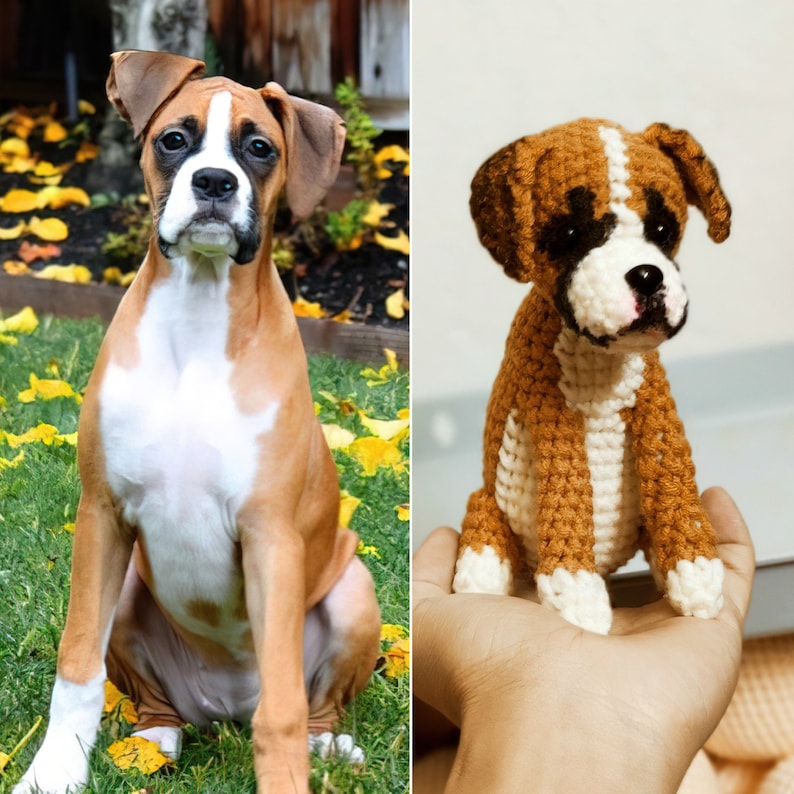 Puede incluir: Un perro boxer marr&oacute;n y blanco sentado en un lecho de hojas de oto&ntilde;o. Junto al perro hay un perro boxer de crochet marr&oacute;n y blanco.