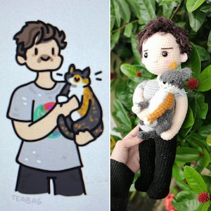 Puede incluir: Un juguete de peluche tejido a crochet de una persona sosteniendo un gato de peluche tejido a crochet. La persona lleva una camisa gris y pantalones negros. El gato es gris, blanco y naranja.