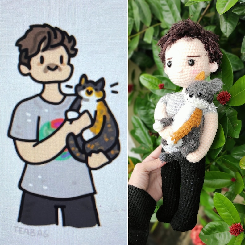Puede incluir: Un juguete de peluche tejido a crochet de una persona sosteniendo un gato de peluche tejido a crochet. La persona lleva una camisa gris y pantalones negros. El gato es gris, blanco y naranja.