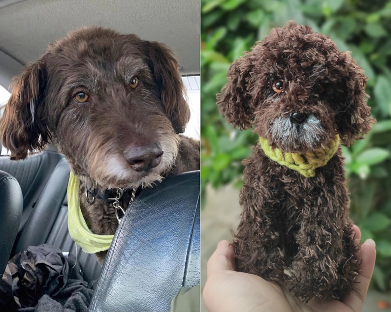 Puede incluir: Un perro marr&oacute;n con una bandana amarilla sentado en un coche. Junto al perro hay un perro marr&oacute;n de ganchillo con una bandana amarilla.
