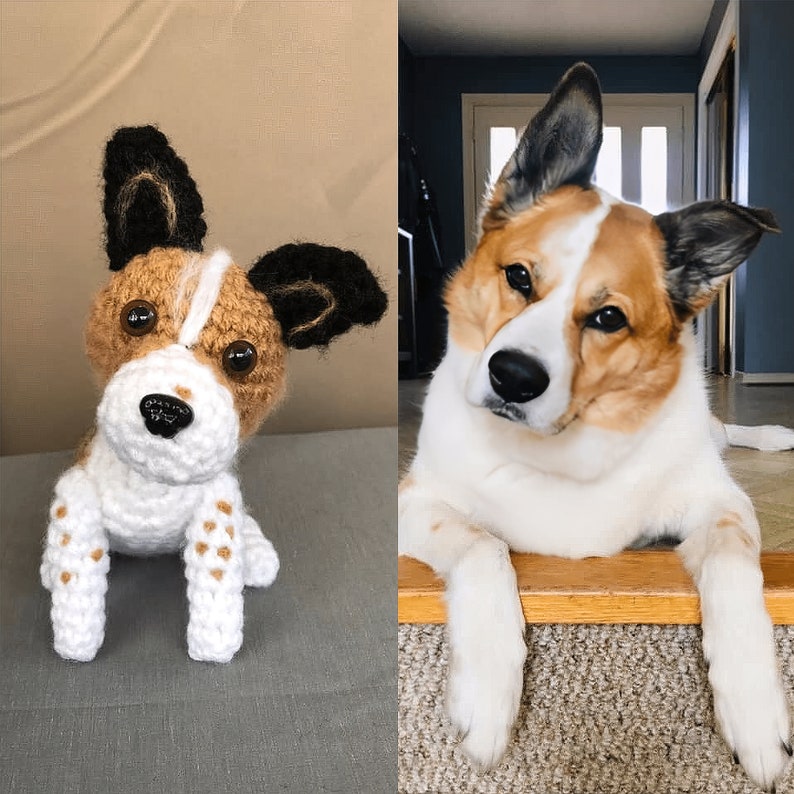 Puede incluir: Un juguete de perro de crochet con pelo marr&oacute;n, blanco y negro. El juguete est&aacute; sentado en una superficie marr&oacute;n. Junto al juguete hay un perro real con pelo marr&oacute;n, blanco y negro. El perro est&aacute; sentado en una superficie de madera.