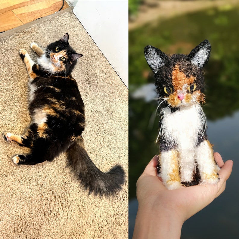 Puede incluir: Un gato negro, marr&oacute;n y blanco con ojos verdes. El gato est&aacute; tumbado en una alfombra marr&oacute;n claro. Un gato de ganchillo con pelo negro, marr&oacute;n y blanco est&aacute; siendo sostenido en la mano de una persona.