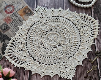 Tapete de ganchillo de algodón color crema hecho a mano. Pieza decorativa original para un hogar vintage, cottagecore y shabby chic.