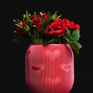 3D-Printed Ribbed Vase with Heartlight Reflections