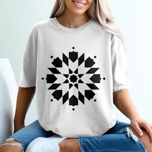 Marokkaanse zalij geometrische png, svg, T-shirt voor vrouwen png en svg, stijlvol en minimalistisch ontwerp T-shirt png, stijlvolle dameskleding png