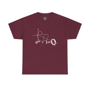 Op de afbeelding: Een bordeauxrood T-shirt met korte mouwen en een witte grafische print van de identiteit van Euler, e^iπ + 1 = 0, met een gestileerde pijl die door de nul heen steekt. Het shirt heeft een ronde hals en een klein rond logo op het neklabel.