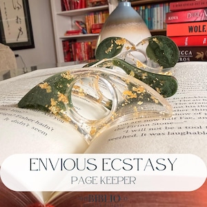 Sujetapáginas Envious Ecstasy: Anillo para el pulgar de mica verde con hoja de oro. Accesorio para libros.
