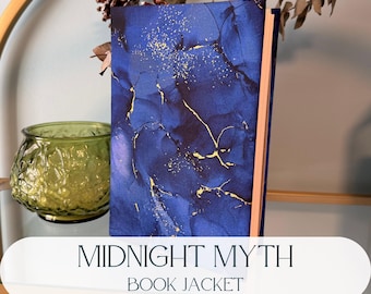 Puede incluir: Un libro de tapa dura con una cubierta azul profundo con un patrón jaspeado y detalles en pan de oro. La portada muestra el texto MIDNIGHT MYTH BOOK JACKET y THE BIBLIO CO. BOOKISH DELIGHTS en una fuente sans-serif azul oscuro.