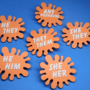 Splat voornaamwoord spelden | Zij/haar, hij/hem, zij/zij, alle voornaamwoorden | 3D-geprinte cartoon Pride-badge