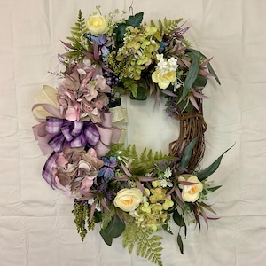 Lila Hortensienkranz Frühling mit Schmetterlingen | Romantischer Blumenkranz mit Weinrebe | Garten Style Sommer Dekor