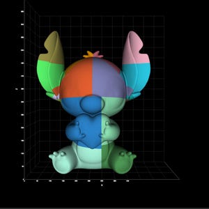 Könnte beinhalten: Ein 3D-gedrucktes Modell einer blauen Comicfigur, die ein Herz hält. Die Figur hat große Ohren und besteht aus 16 verschiedenen Teilen, die jeweils eine andere Farbe haben.