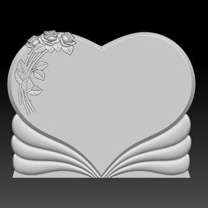 Op de afbeelding: Een grijze, hartvormige gedenksteen met een gebeeldhouwd bloemmotief. De linkerbovenhoek heeft een boeket rozen. De basis heeft een gelaagd, gebogen ontwerp. De achtergrond is zwart.