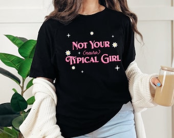 Not Your Neurotypical Girl T-shirt, Autisme-T-shirt, Shirt Autisme Acceptatie, Shirt Neurodiversity, Shirt Autistic Adult, Shirt AuDHD, Shirt ADHD