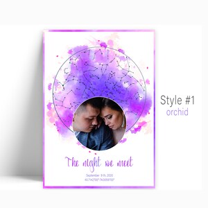 Könnte beinhalten: Ein Aquarell-Druck mit einem lila und rosa Hintergrund, der eine Sternbildkarte mit einem Paarfoto in der Mitte zeigt. Der Text lautet "The night we meet" mit dem Datum "September 9th, 2020" und den Koordinaten "40.7142700° -74.0059700°". Der Stil ist mit "Style #1 orchid" gekennzeichnet.