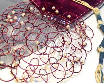 Kipá de recuerdo envuelta en alambre, kipá de alambre color borgoña, regalo para Bar o Bat Mitzvah, sombrero de sinagoga con perlas blancas color borgoña, kipá con cuentas