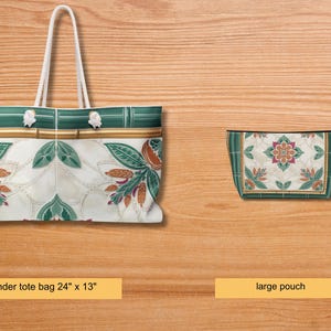 K&ouml;nnte beinhalten: Eine Tragetasche, 61 cm x 33 cm, und eine gro&szlig;e Tasche mit floralem Design. Die Tragetasche hat wei&szlig;e Seilgriffe und eine gr&uuml;ne und goldene Verzierung. Die Tasche hat ein passendes Design mit einem zentralen Blumenmotiv und gr&uuml;ner Verzierung.