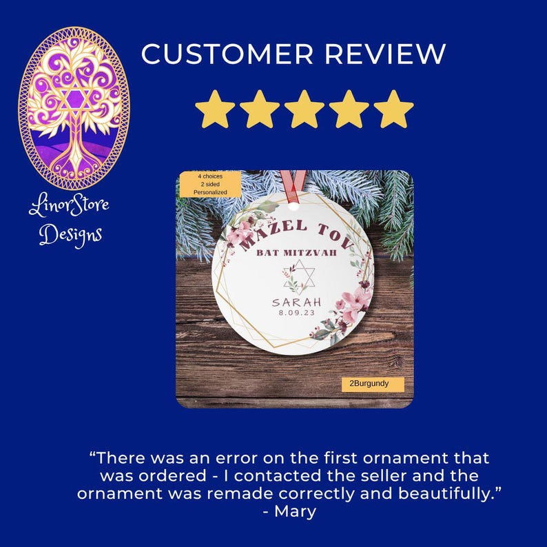 Puede incluir: Adorno redondo blanco con el texto "MAZEL TOV BAT MITZVAH" y el nombre "SARAH" con la fecha 8.09.23. Presenta un dise&ntilde;o geom&eacute;trico dorado y detalles florales. El fondo es azul oscuro con estrellas de rese&ntilde;as de clientes.