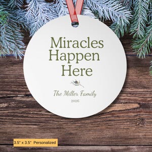 Hier gebeuren wonderen. Ornament met familienaam, gepersonaliseerd, interreligieus botanisch kerstcadeau 2026.