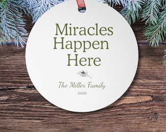Hier gebeuren wonderen. Ornament met familienaam, gepersonaliseerd, interreligieus botanisch kerstcadeau 2026.