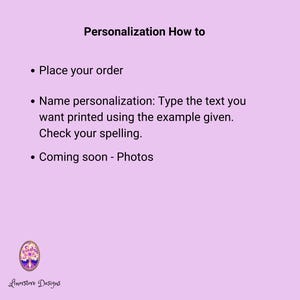 Puede incluir: Fondo morado claro con el texto "Personalizaci&oacute;n C&oacute;mo hacer". El texto incluye instrucciones sobre c&oacute;mo realizar un pedido, la personalizaci&oacute;n del nombre y una nota sobre las fotos pr&oacute;ximamente. El logotipo de Linorstore Designs est&aacute; en la parte inferior.