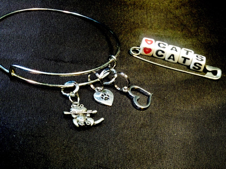 Cat Lovers Bangle Bracelet, Charm Bracelet, Gifts for Her, Adjustable Stacking bracelets, Minimalist Jewelry, Mom Gift Cat Open Heart charm