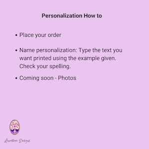 Op de afbeelding: Een lichtpaarse achtergrond met de tekst "Personalisatie Hoe te". De tekst bevat instructies over hoe u een bestelling kunt plaatsen, naam personificatie en een opmerking over binnenkort beschikbare foto's. Het Linorstore Designs-logo staat onderaan.