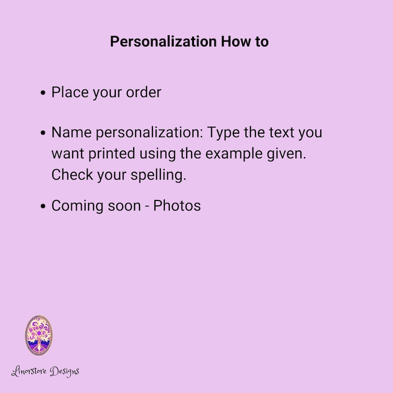 Op de afbeelding: Een lichtpaarse achtergrond met de tekst "Personalisatie Hoe te". De tekst bevat instructies over hoe u een bestelling kunt plaatsen, naam personificatie en een opmerking over binnenkort beschikbare foto's. Het Linorstore Designs-logo staat onderaan.