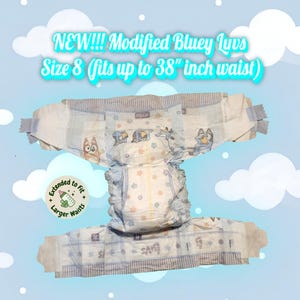 Pode incluir: Uma fralda tamanho 8 com ilustrações de animais de desenho animado, adequada para uma cintura de até 96.5 cm. O texto "NEW!!! Modified Bluey Luvs" é exibido no topo. Fundo azul e branco com nuvens.