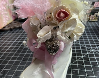 Alfiletero vintage shabby para zapatos de bebé, hecho a mano, con flores y alfileres