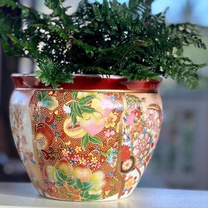 ヴィンテージ アジアン スタイル 磁器 魚鉢 プランター | 手描き 桃、花、鳥、車輪付きカート | コーラル リム | 金メッキ ガーデン キャッシュ ポット