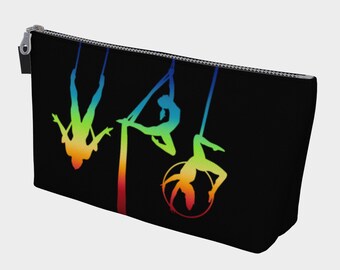 Puede incluir: Una bolsa negra con cremallera con una silueta de arcoíris de tres personas realizando acrobacias aéreas. Las personas están silueteados sobre un fondo negro.