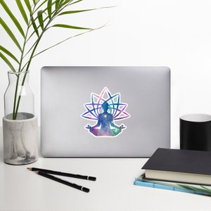 Meditazione Cosmica Adesivi senza bolle - OM, Yoga, Meditate, Galaxy - con bordo bianco
