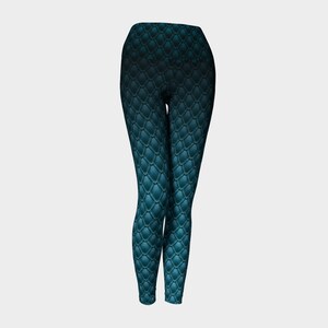 Op de afbeelding: Tealblauwe leggings met een schubbenpatroon.