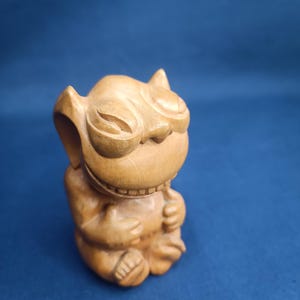 Puede incluir: Un letrero de madera hecho a mano con la palabra "Bienvenido" en una fuente juguetona. El letrero está pintado de blanco con un acabado envejecido y presenta un pequeño corazón decorativo. Mide aproximadamente 30 cm de ancho.