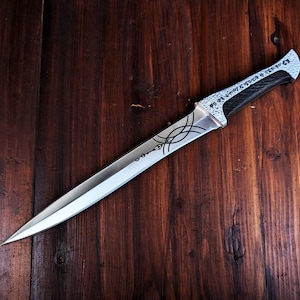 Dune Paul Atreides Crysknife: Carbon Steel Replica Knife with Leather Sheath