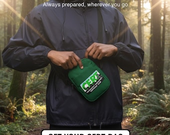 Può includere: Una persona tiene in mano una borsa CERT verde in un ambiente forestale. La borsa presenta un logo bianco e nero con la scritta "CERT COMMUNITY EMERGENCY RESPONSE TEAM". L'immagine include il testo "READY FOR THE UNEXPECTED" e "GET YOUR CERT BAG".