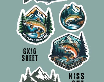 Puede incluir: Una hoja de pegatinas con diseños de pesca con mosca. La hoja incluye pegatinas con ilustraciones de truchas, escenas de montaña y el texto "Less People, More Trout". La hoja mide 20,3 x 25,4 cm y está troquelada.
