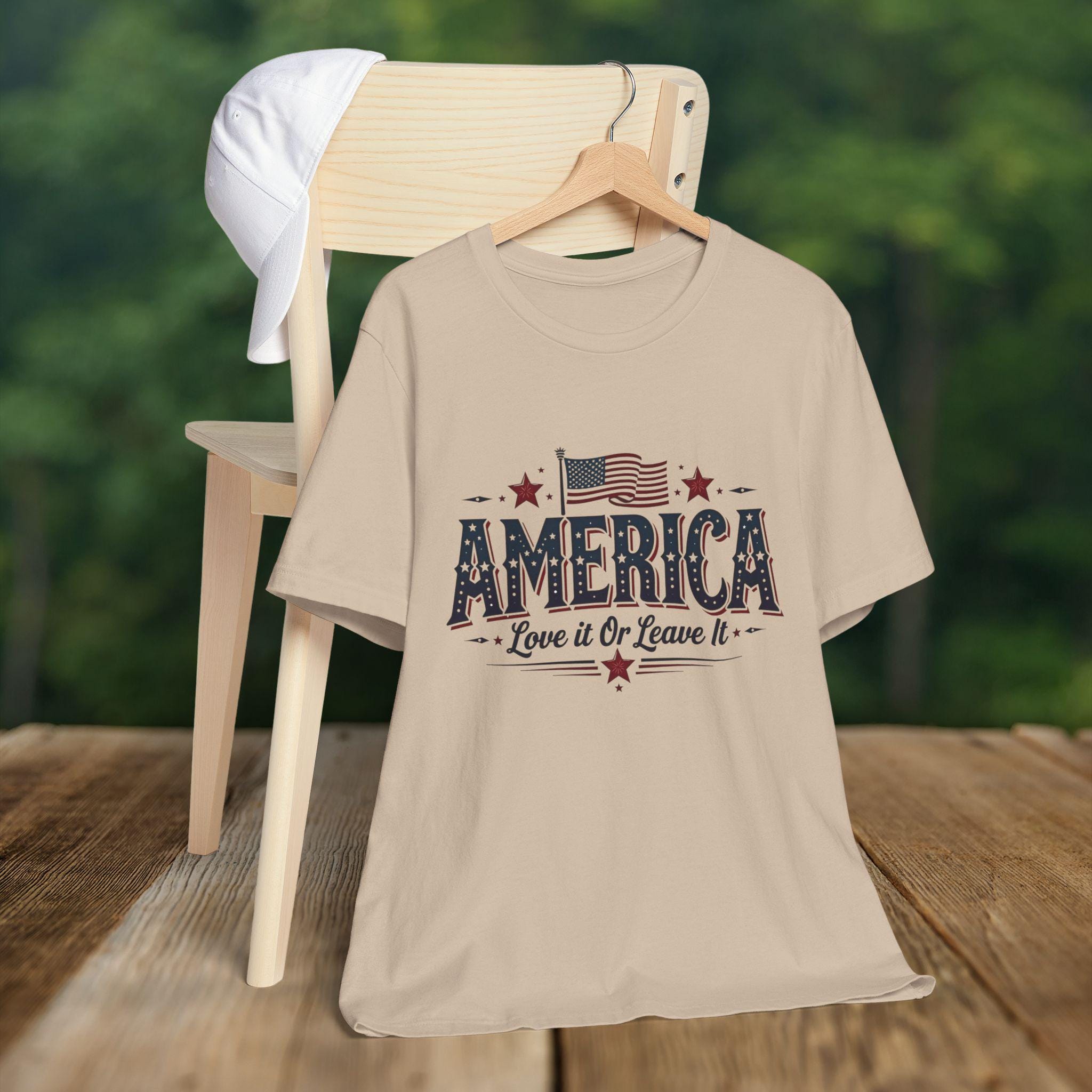 アメリカを愛するか去るかTシャツ：愛国的なUSAグラフィックTシャツ