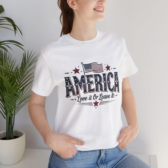 【新品】2024 IU USA限定 Tシャツ アメリカ公演 Mサイズ アイユー アメリカを愛するか去るかTシャツ：愛国的なUSAグラフィックTシャツ