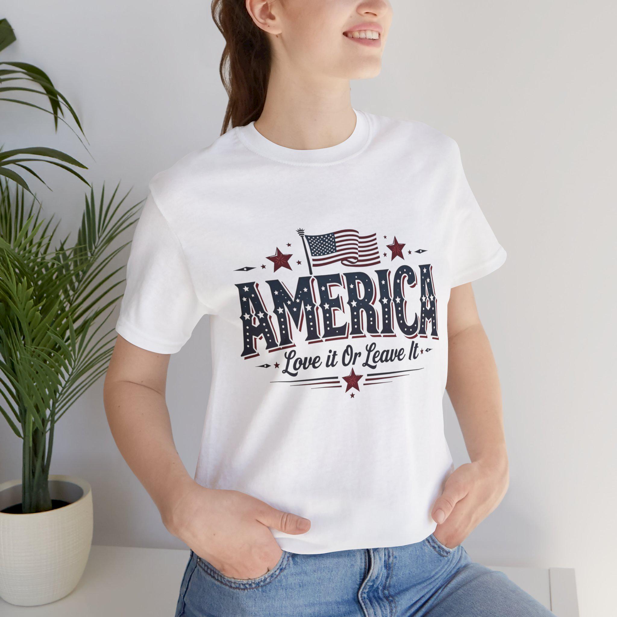 アメリカを愛するか去るかTシャツ：愛国的なUSAグラフィックTシャツ