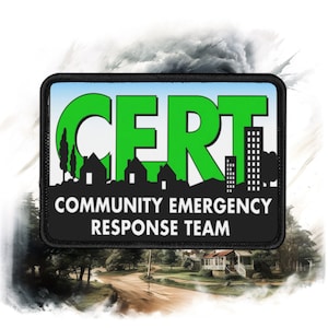 Könnte beinhalten: Ein schwarzer Aufnäher mit dem Text "CERT" in großen grünen Buchstaben. Darunter steht "COMMUNITY EMERGENCY RESPONSE TEAM" in Weiß. Der Aufnäher zeigt eine Stadtlandschaft und eine ländliche Szene.