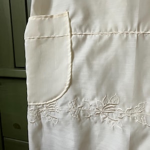 Refashioned Tablecloth Cross-Back Apron