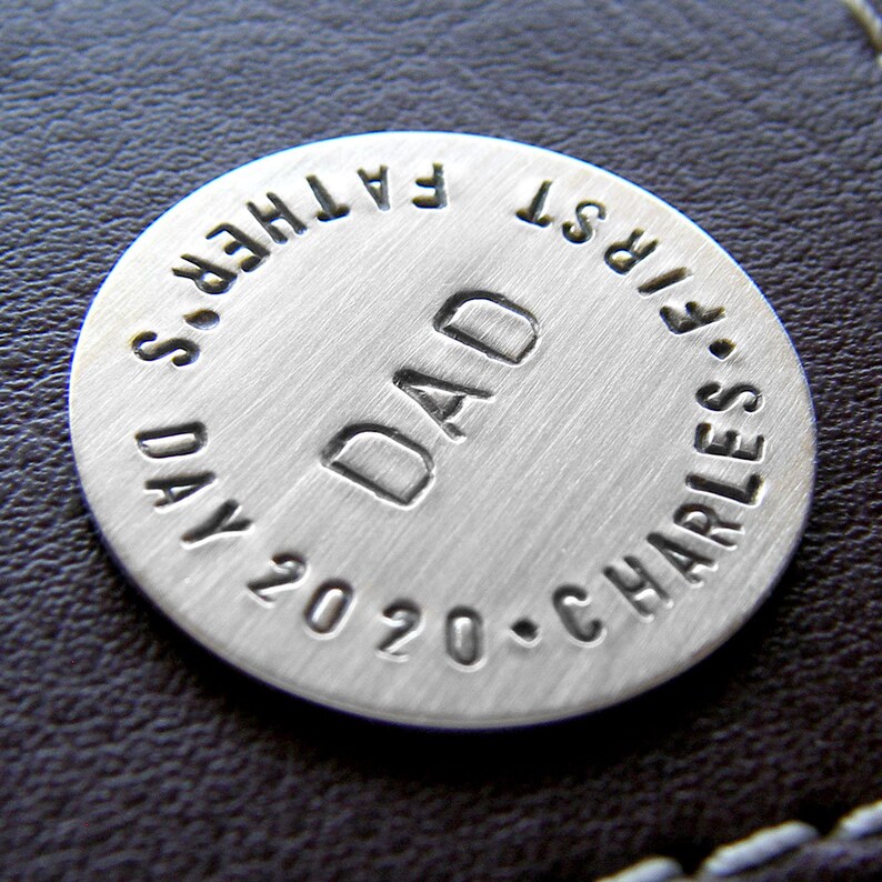 Cadeau de la première fête des pères Custom Keepsake / Golf Marker with Leather Keychain Holder facultatif Customd Hand Stamped Sterling Silver image 2