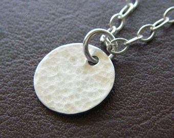 Petite Silver Charm Necklace - Disque d'argent sterling rond texturé - Collier de cercle de tous les jours avec la pierre de naissance ou la perle facultative