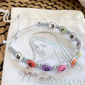 Braccialetto per bambini in cordino cerato grigio macramè fatto in casa da Medjugorje / Perline con lettere di Medjugorje multicolori / Lunghezza regolabile
