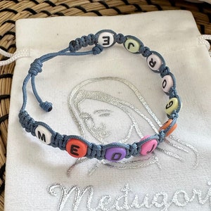 Braccialetto per bambini in cordino cerato macramè blu fatto in casa da Medjugorje / Perline con lettere di Medjugorje multicolori / Lunghezza regolabile