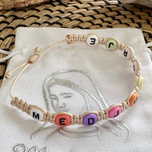 Braccialetto per bambini in cordino cerato macramè beige fatto in casa da Medjugorje / Perline con lettere di Medjugorje multicolori / Lunghezza regolabile