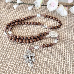 Bellissimo rosario con perline di legno da 8 mm con crocifisso del perdono / 41 cm (16,14 pollici) / croce 4,2 cm (1,65 pollici) / medaglia della Vergine Maria/Medjugorje Seesights
